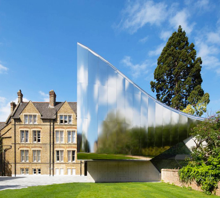 Green buildings with reflective materials